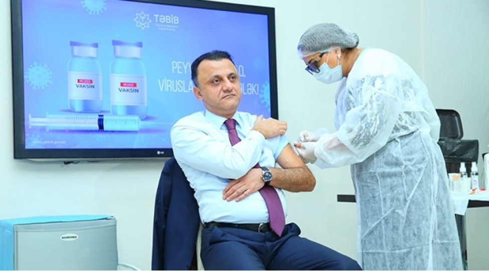 tebib-rehberliyi-qripe-qarshi-vaksin-olunublar-foto