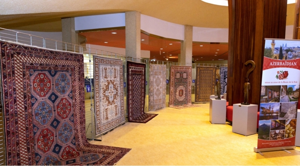 avropa-shurasinin-menzil-qerargahinda-azerbaycan-xalchalarinin-sergisi-kechirilir