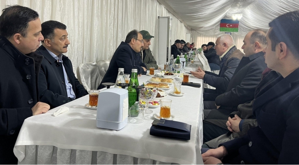 turkiye-sefiri-shehid-orxan-esgerovun-yas-merasiminde-ishtirak-edib-ailesine-bashsagligi-verib
