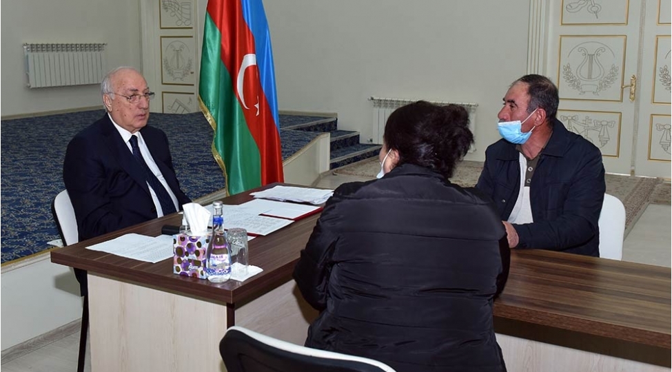 zakir-ferecov-novbeti-seyyar-qebul-kechirib-foto-2