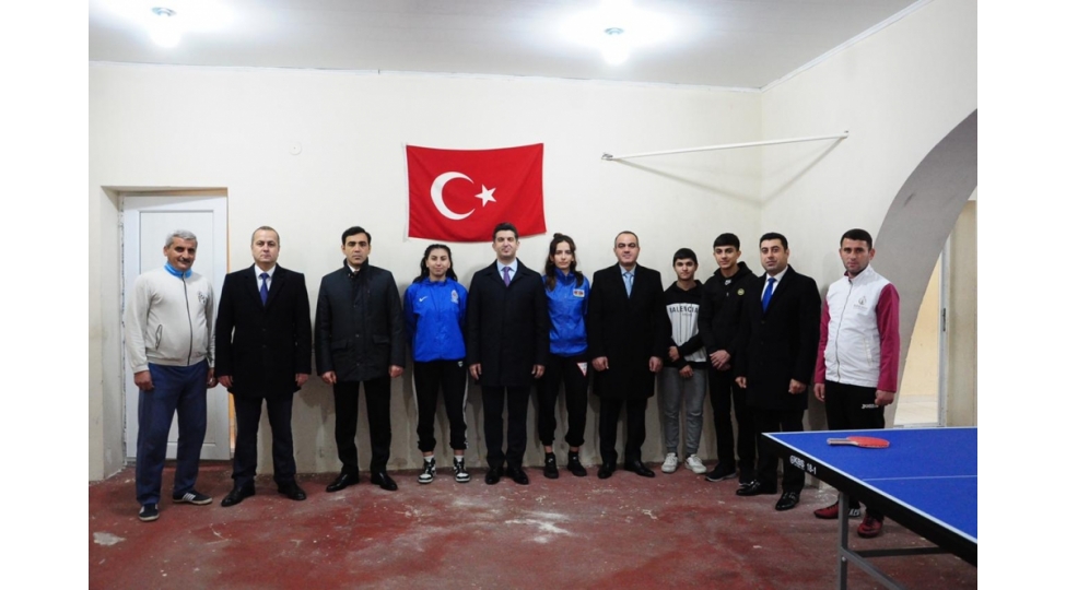 millet-vekili-ve-sheher-icra-hakimiyyetinin-bashchisi-naftalanda-idmanchilarla-gorushubler-foto