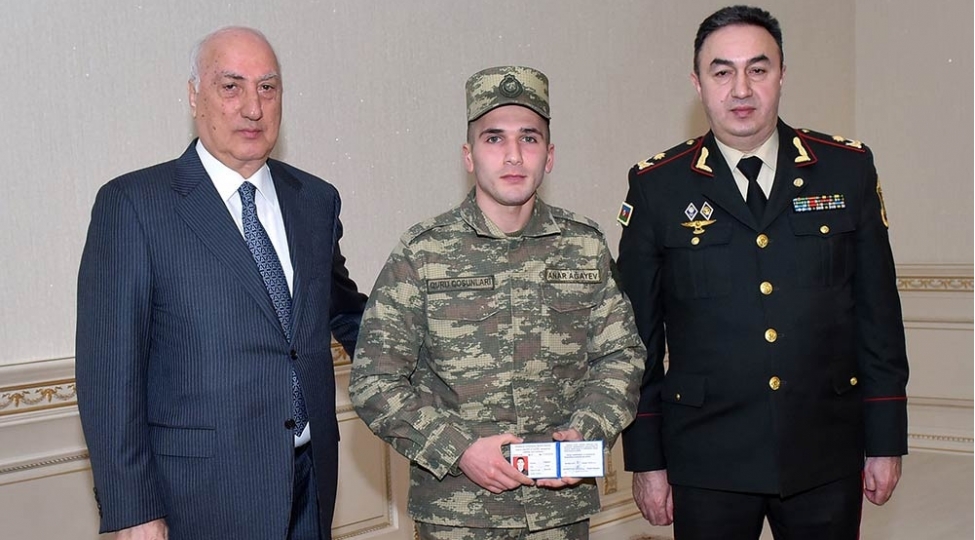 sumqayitda-veten-muharibesi-ishtirakchilarina-muharibe-veterani-vesiqesi-teqdim-olunub-foto