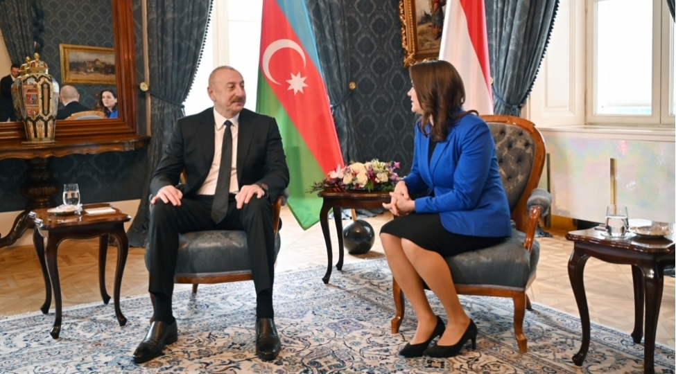 azerbaycan-prezidenti-ilham-eliyevin-macaristan-prezidenti-katalin-novak-ile-tekbetek-gorushu-olub-foto