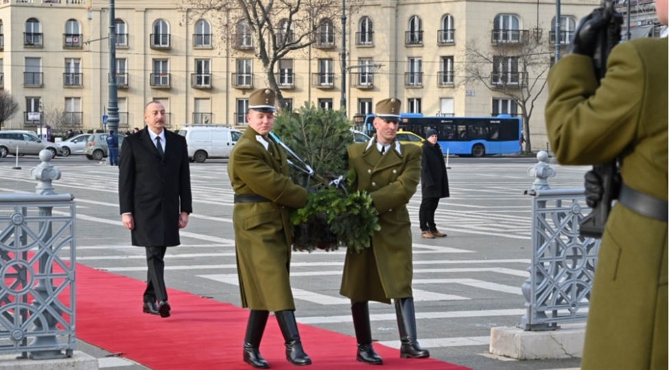 prezident-ilham-eliyev-budapeshtde-namelum-esgerin-mezarini-ziyaret-edib