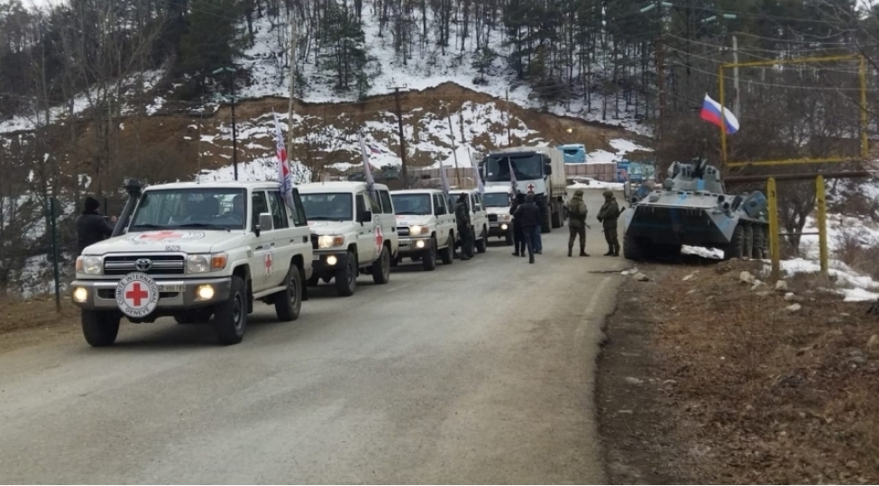 oten-gun-lachin-xankendi-yolundan-sulhmeramlilara-ve-bqxk-ye-mexsus-neche-avtomobil-kechib-2