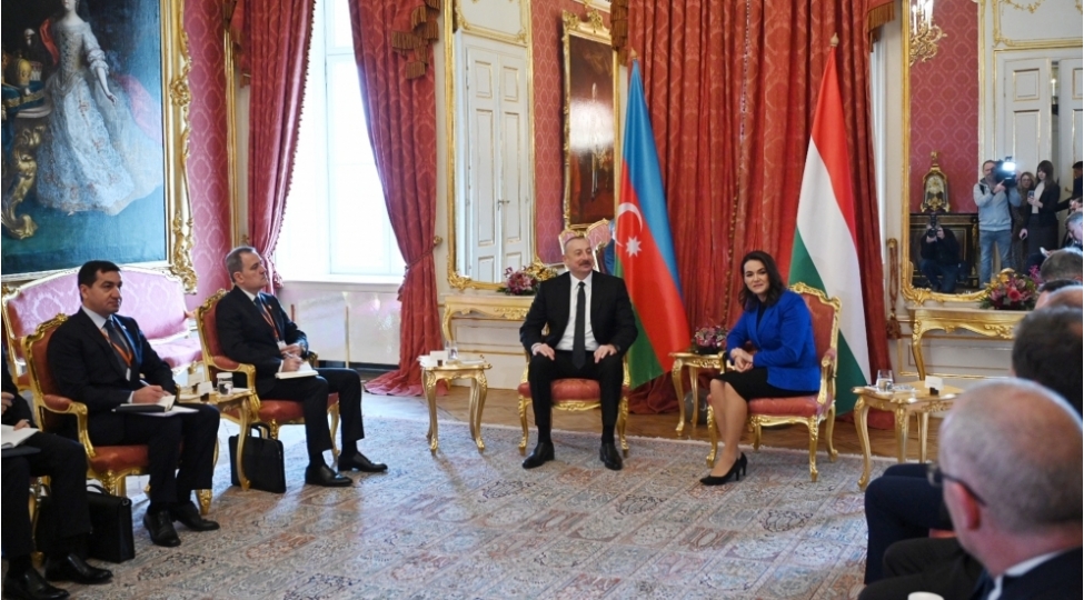 azerbaycan-prezidenti-ilham-eliyevin-macaristan-prezidenti-katalin-novak-ile-genish-terkibde-gorushu-olub-foto