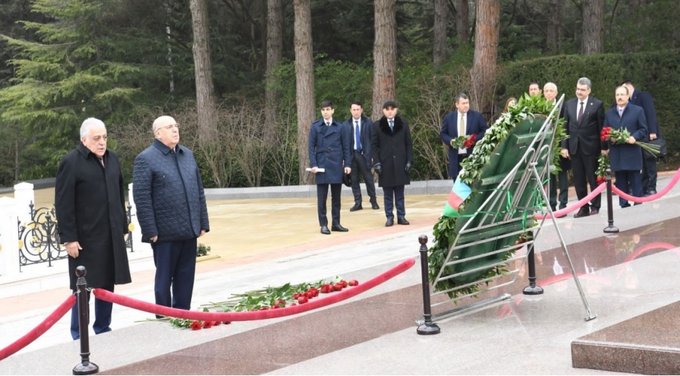 tbmm-nin-numayende-heyeti-fexri-xiyaban-ve-shehidler-xiyabanini-ziyaret-edib-foto