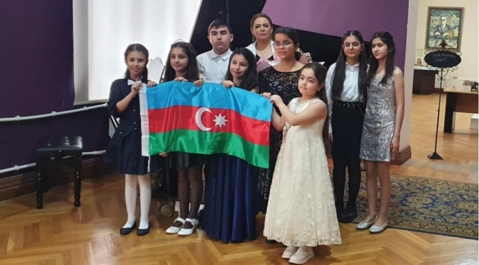 suleyman-elesgerov-adina-mektebin-shagirdleri-gencler-gunu-munasibetile-konsert-proqrami-ile-chixish-edibler-foto