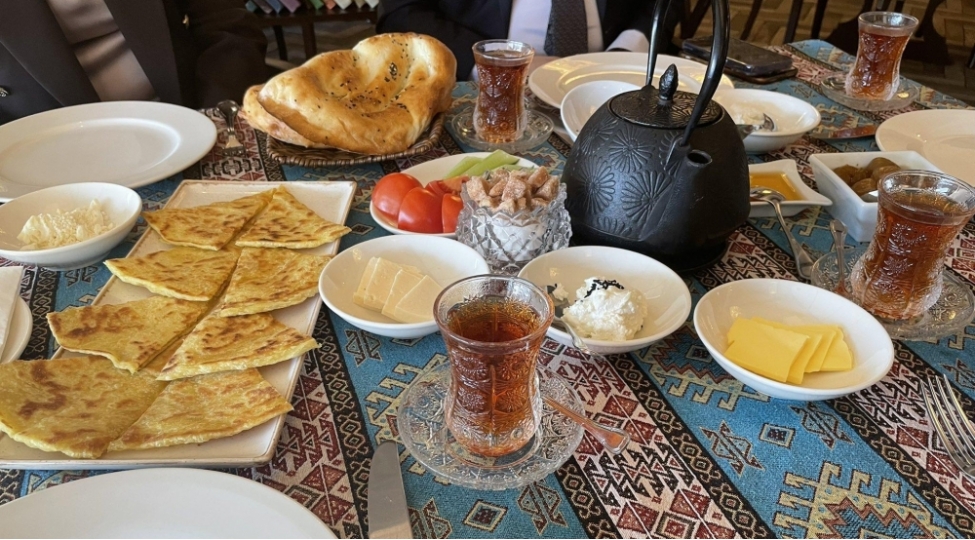 britaniya-sefiri-azerbaycanda-en-chox-sevdiyi-seher-yemeyinin-adini-achiqlayib