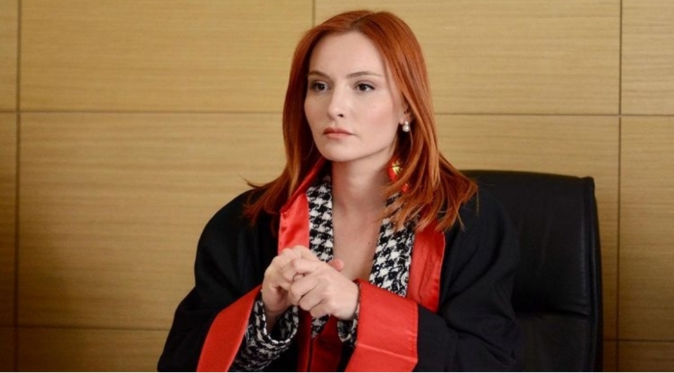 aktrisanin-anasi-zelzeleden-sonra-itkin-dushub