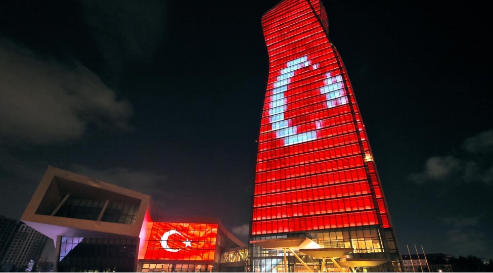 socar-in-inzibati-binasi-turkiye-bayraginin-renginde-ishiqlandirilib