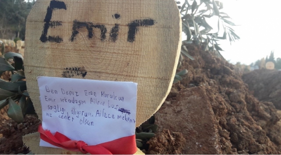 zelzelede-olenlerin-mezarlari-urek-agridir-yarim-qalmish-hekayelerfoto