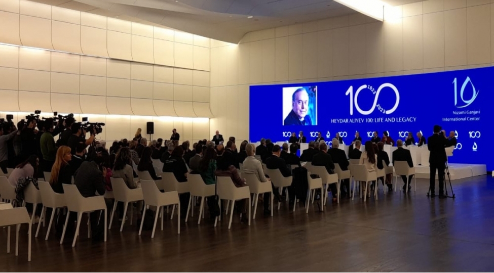 heyder-eliyev-oz-mudrikliyi-ile-chicheklenen-azerbaycan-yaratdi-ruminiyanin-kechmish-prezidenti