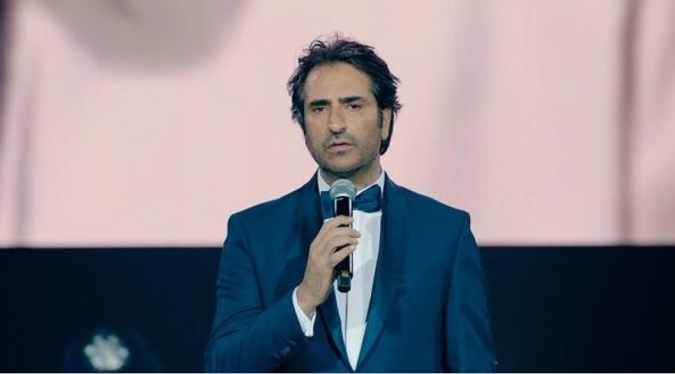 mahsun-bakidan-apardigi-hediyyeni-ona-verdi-video