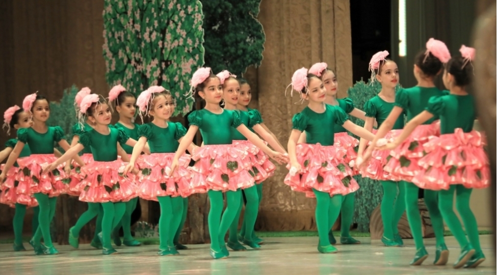 heyder-eliyev-sarayi-novruz-bayrami-munasibetile-ushaqlari-eylenceli-proqram-ile-sevindirib