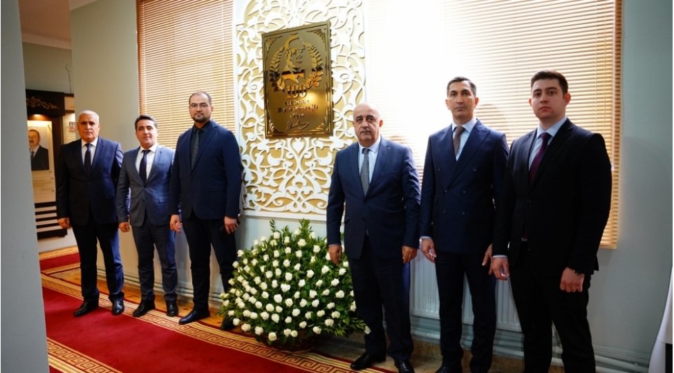 ulu-onder-heyder-eliyevin-100-illik-yubileyi-ile-elaqedar-xatire-lovhesinin-achilish-merasimi-kechirilib-video