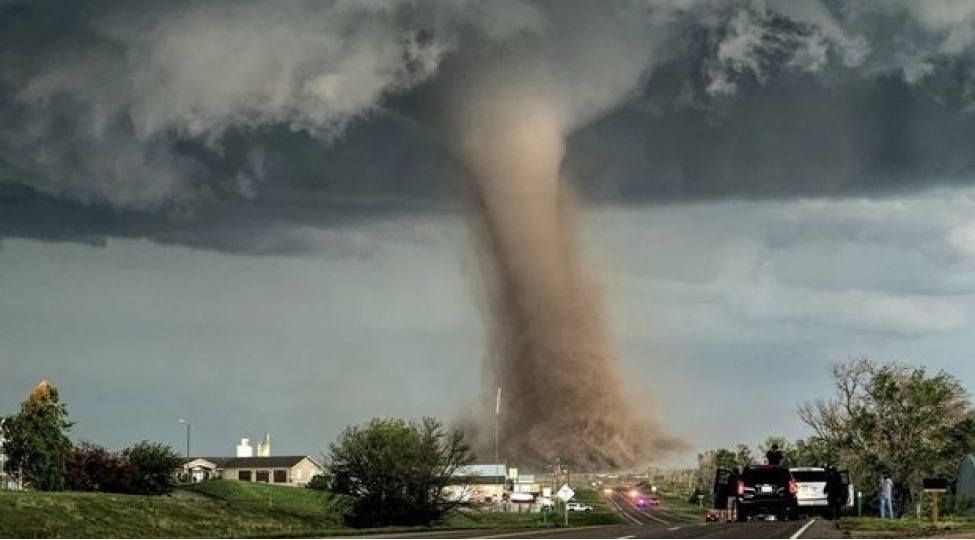 absh-de-qasirga-onu-cheken-qadini-apardi-video