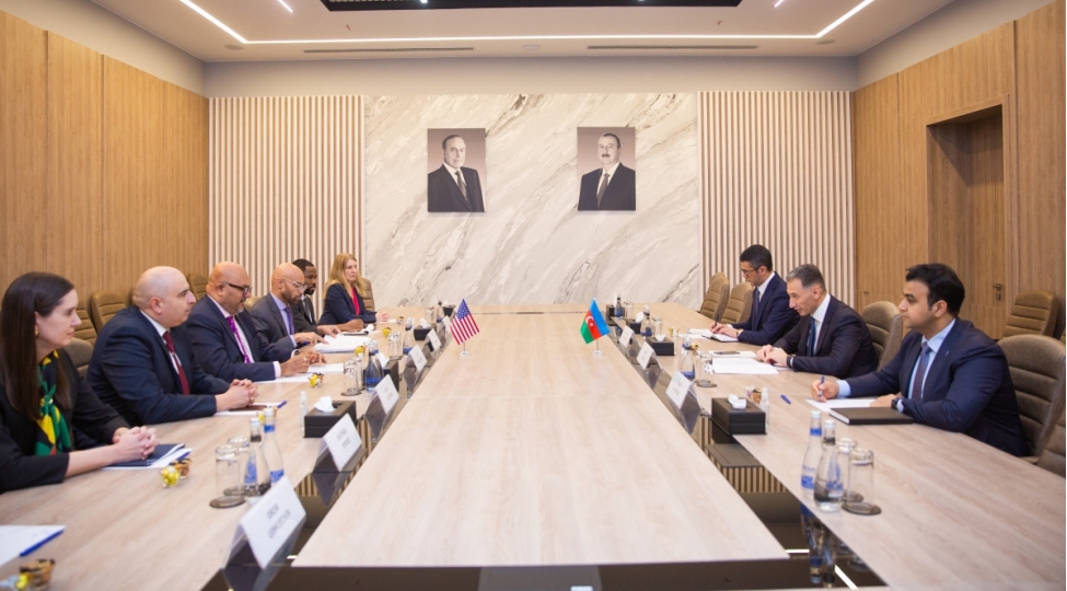 reshad-nebiyev-absh-ticaret-katibinin-komekchisi-ile-orta-dehlizi-muzakire-edib