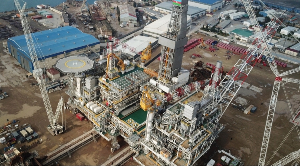 bp-ace-platformasindan-ilk-neftin-alinmasi-uchun-birinci-quyunu-qazmaga-hazirlashir