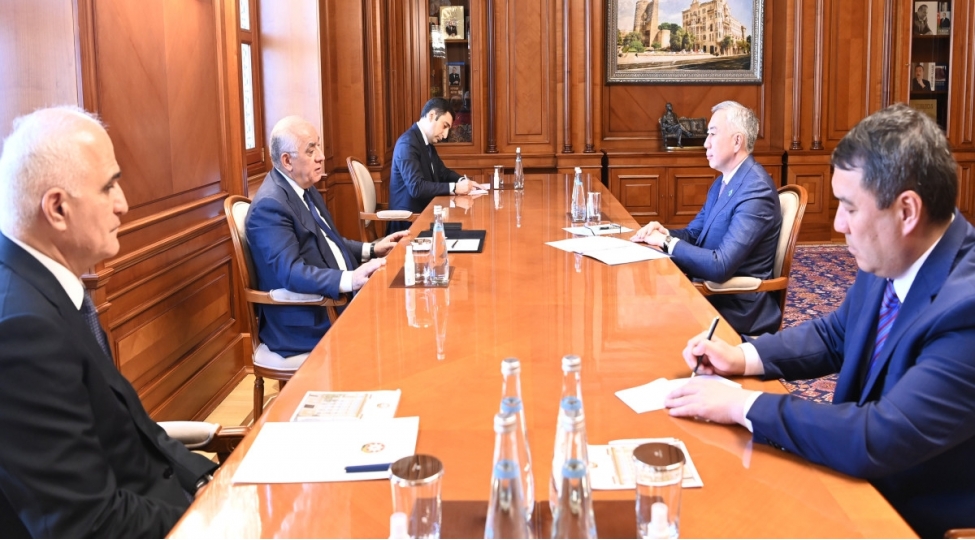eli-esedov-qazaxistan-bash-nazirinin-muavini-ile-gorushub