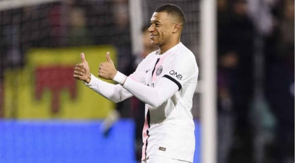 en-chox-qol-vurmush-futbolchularin-adlari-achiqlanib