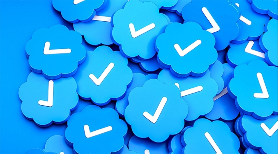 twitterde-mavi-ishare-sahiblerini-tehqir-eden-abunechilere-hemin-ishareden-verildi