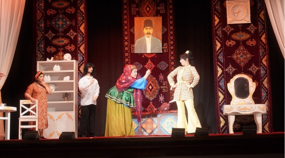 qayinana-komediyasi-ozbekistanda-yeni-movsumde-tamashaya-qoyulub-foto