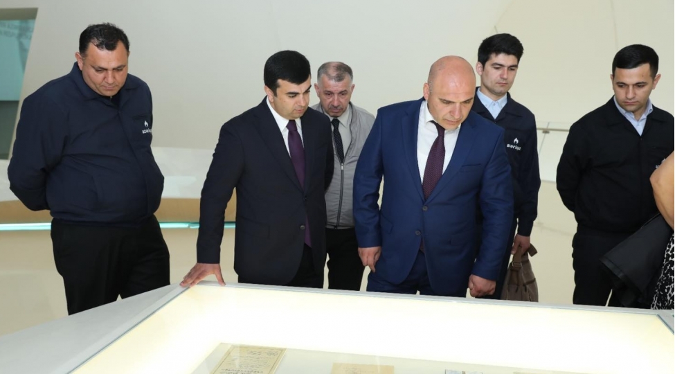 azeriqazemekdashlari-heyder-eliyev-merkezinde-foto