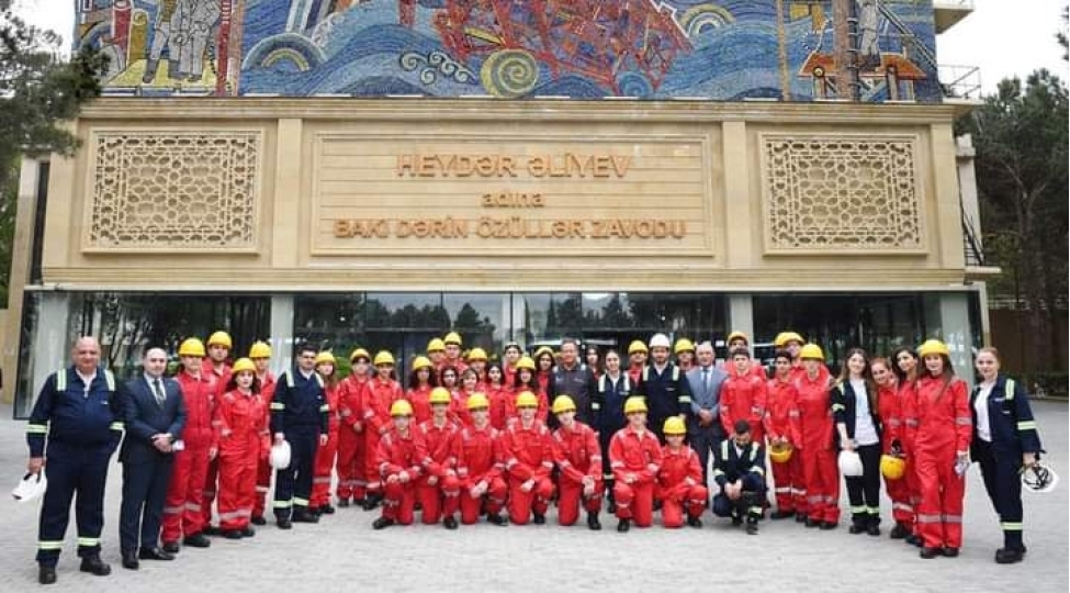 shagirdler-uchun-heyder-eliyev-adina-baki-derin-ozuller-zavoduna-tur-teshkil-olunub-foto