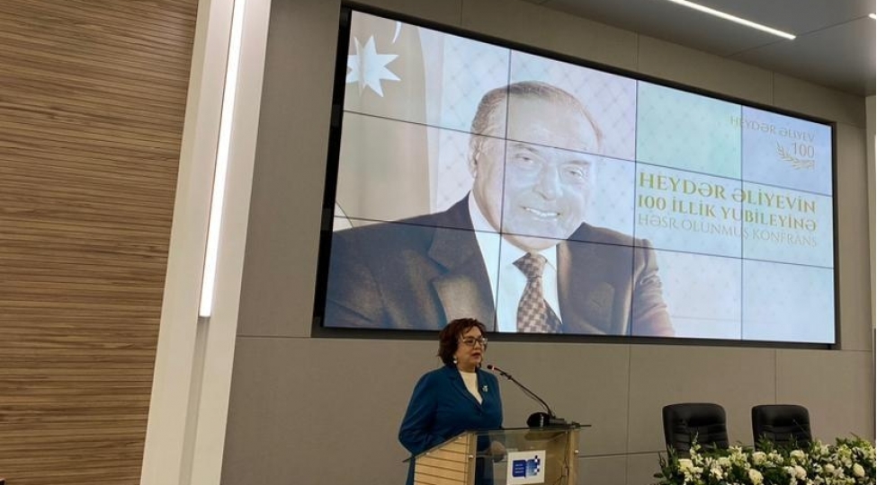 dim-de-heyder-eliyevin-100-illiyine-hesr-olunmush-konfrans-kechirilib
