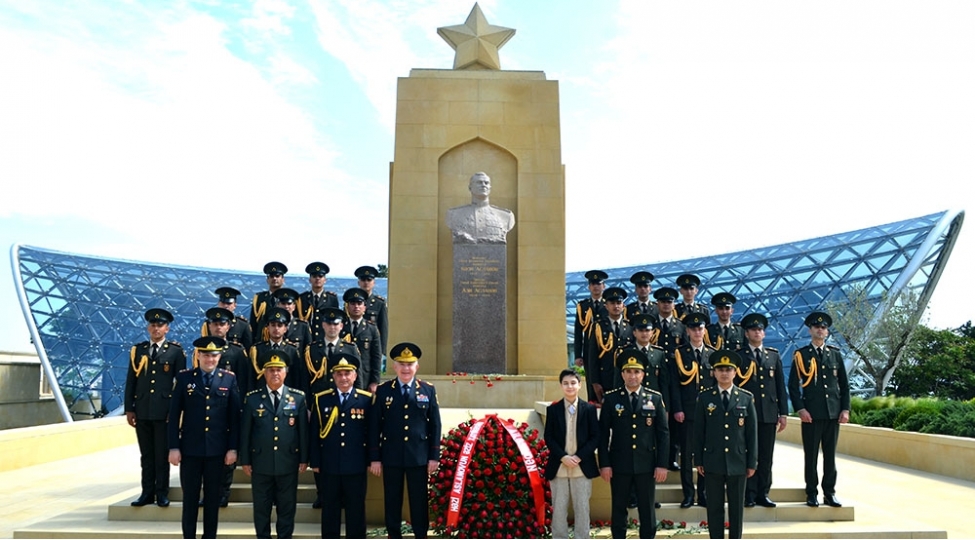 hezi-aslanovun-mezari-ziyaret-edilib