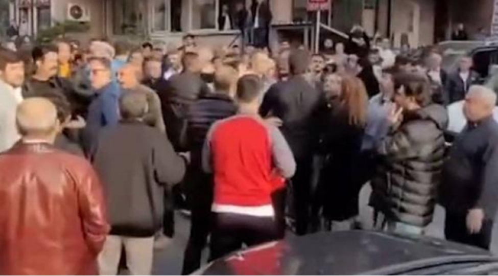 turkiyede-sechki-avtobusunun-qarshisini-kesdiler-video