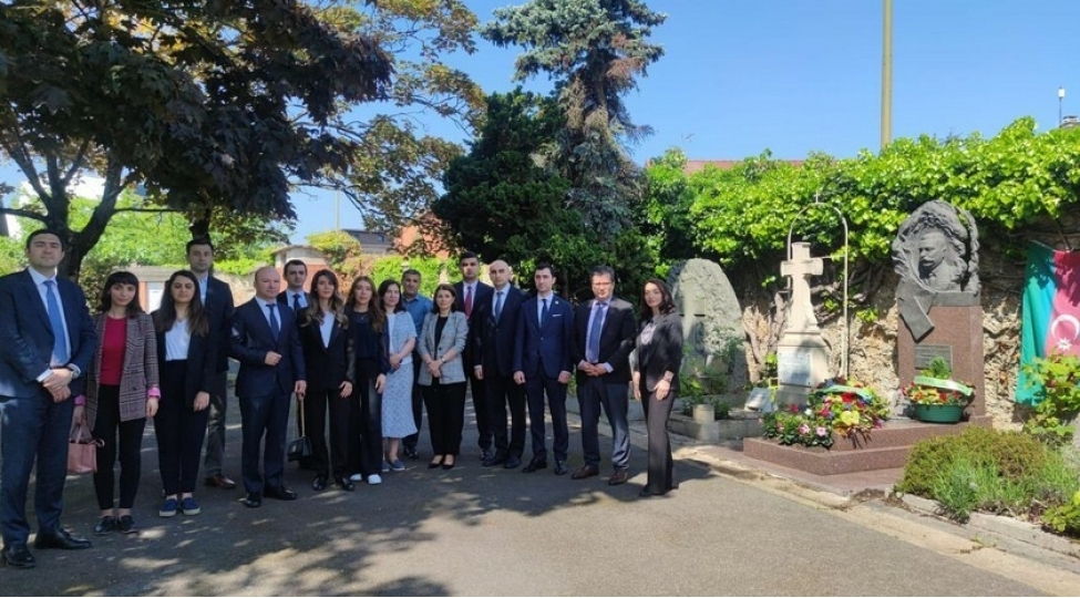 elimerdan-bey-topchubashovun-parisdeki-mezari-ziyaret-edilib