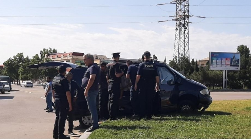 gencede-sernishinleri-hava-limanina-aparan-mikroavtobus-qezaya-dushub