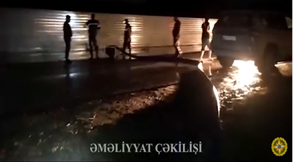 shemkir-sheherinde-ve-zeyem-qesebesinde-yashayish-evlerini-su-basib