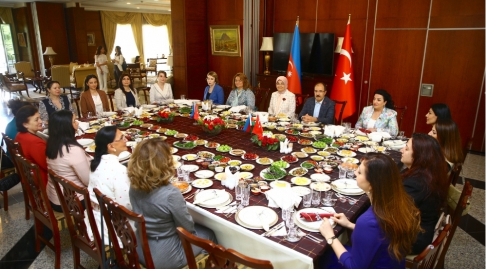 turkiye-sefirliyinde-dunya-seher-yemeyi-gunu-cherchivesinde-gorush-foto