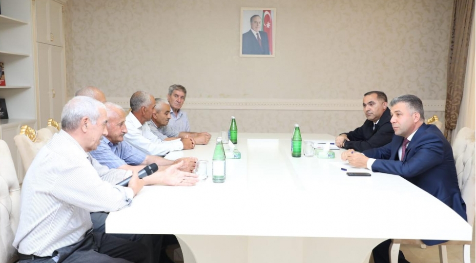 ruslan-eliyev-hem-vetendashlari-qebul-edib-hem-de-emekdashlari-mukafatlandirib-foto