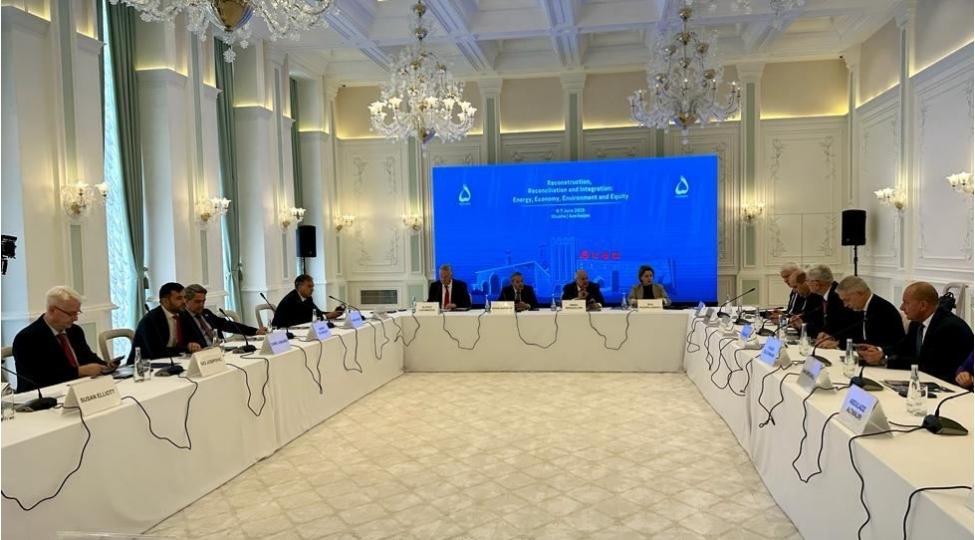 shushada-yenidenqurma-sulh-ve-inteqrasiya-enerji-iqtisadiyyat-etraf-muhit-ve-kapital-movzusunda-tedbir-kechirilirr