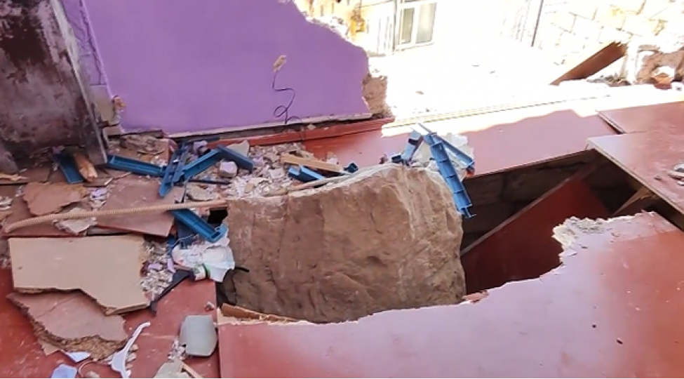bayilda-evlerden-birinin-uzerine-qaya-parchasi-dushub-video
