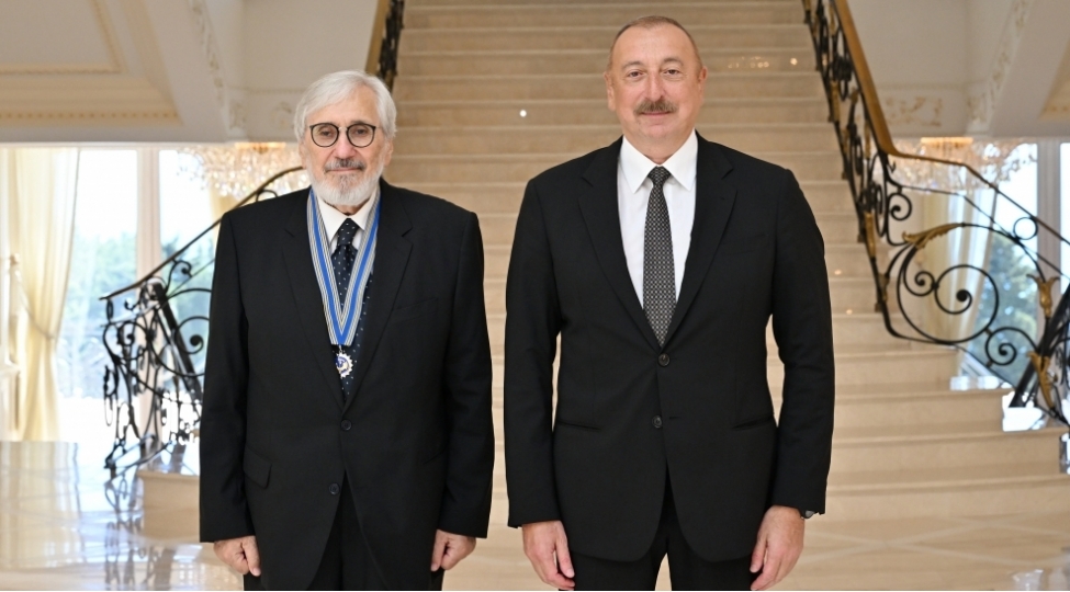 prezident-ilham-eliyev-xalq-artisti-oqtay-mirqasimova-istiqlal-ordenini-teqdim-edib-foto