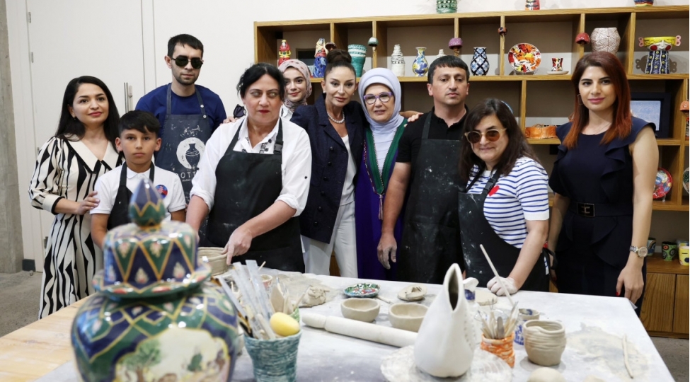 azerbaycanin-ve-turkiyenin-birinci-xanimlari-dost-inkluziv-inkishaf-ve-yaradiciliq-merkezinde-olublar-foto
