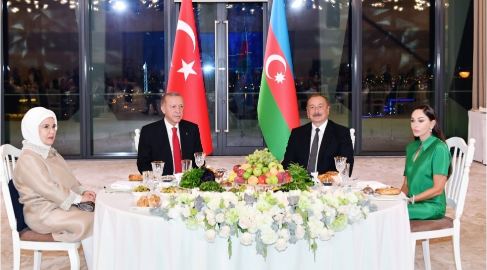 bakida-turkiye-prezidenti-receb-tayyib-erdoganin-ve-birinci-xanim-emine-erdoganin-sherefine-dovlet-ziyafeti-verilib-yenilenibvideo