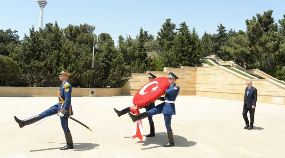 erdogan-shehidler-xiyabanini-ve-turk-shehidliyini-ziyaret-edib
