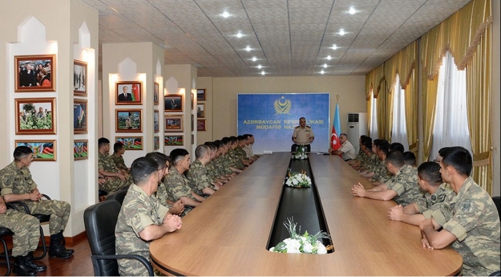 azerbaycan-ordusunun-telim-ve-tedris-merkezinde-herbi-qulluqchularla-gorush-kechirilib-foto