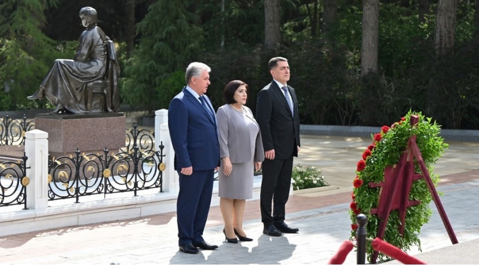 sahibe-qafarova-ve-deputatlar-ulu-onderin-mezarini-ziyaret-edibler-foto