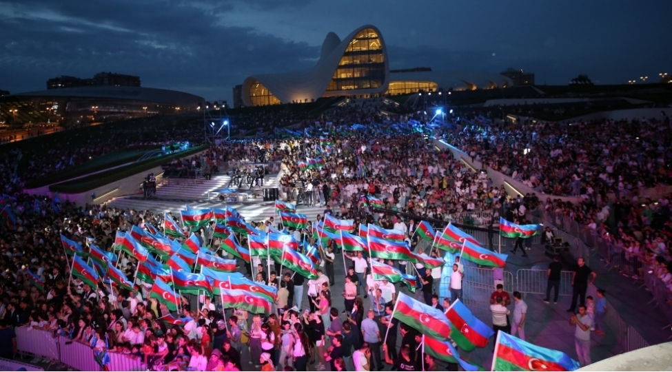 heyder-eliyev-merkezinin-parkinda-mohteshem-konsert-proqrami-foto