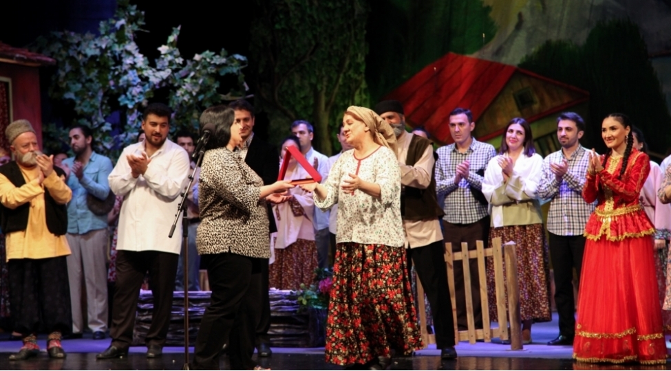 gulcahan-salamova-teatr-xadimleri-ittifaqinin-mukafatina-layiq-gorulub