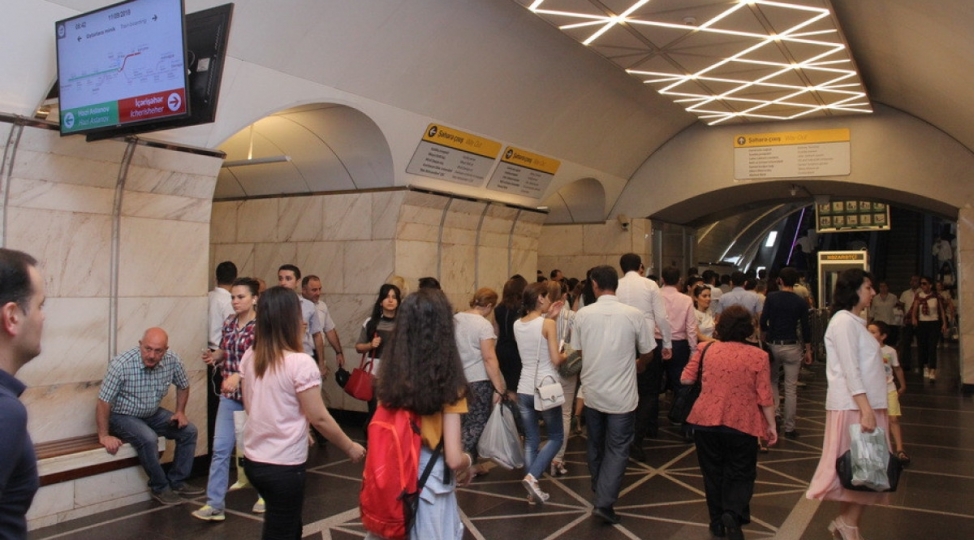 ish-ve-qeyri-ish-gunlerinde-metropolitende-qatarlarin-hereket-rejimi-melum-olub