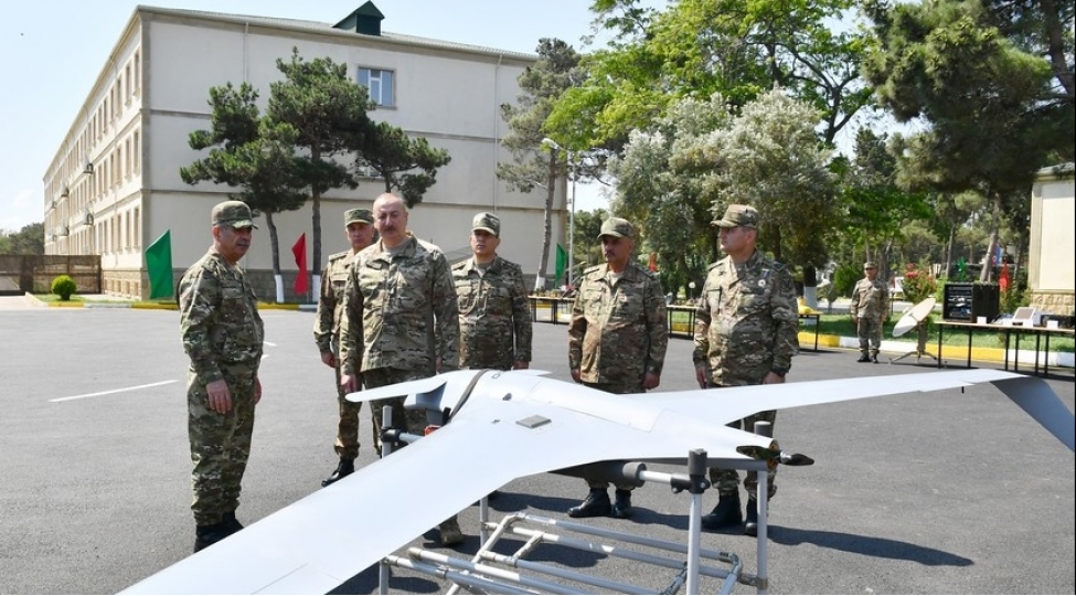 azerbaycan-ordusunun-arsenalindaki-zerbe-dronlari-ve-pua-lar-ali-bash-komandana-numayish-etdirilib-foto