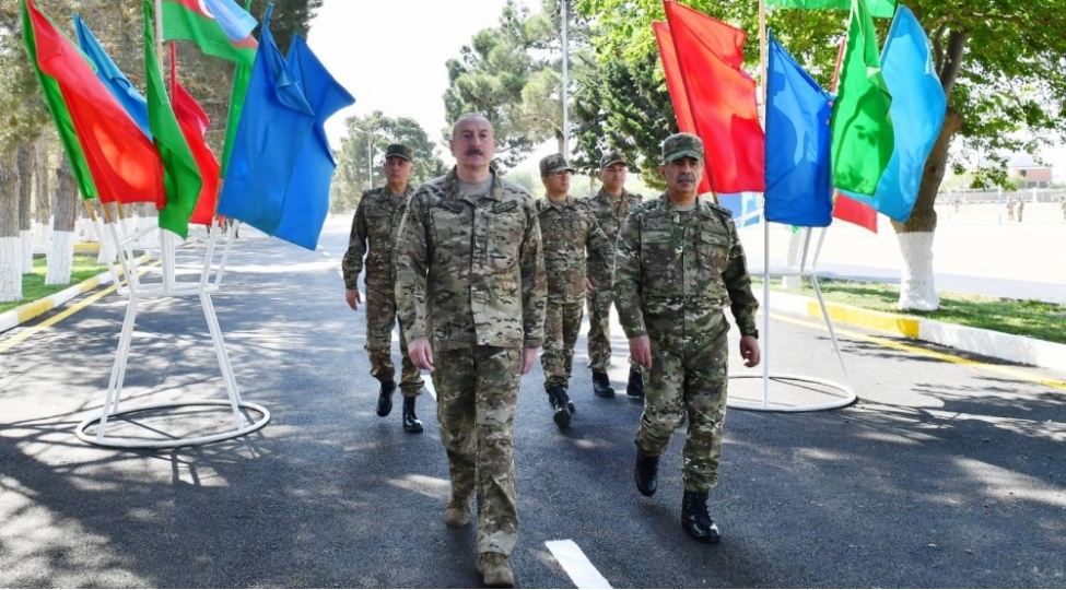 prezident-mn-in-komando-herbi-hisselerinin-birinde-yaradilan-sheraitle-tanish-olub-doyush-bayragini-teqdim-edib-yenilenibfoto-1